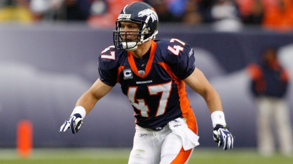 Tom Nalen of the Denver Broncos moves on the field during the game News  Photo - Getty Images