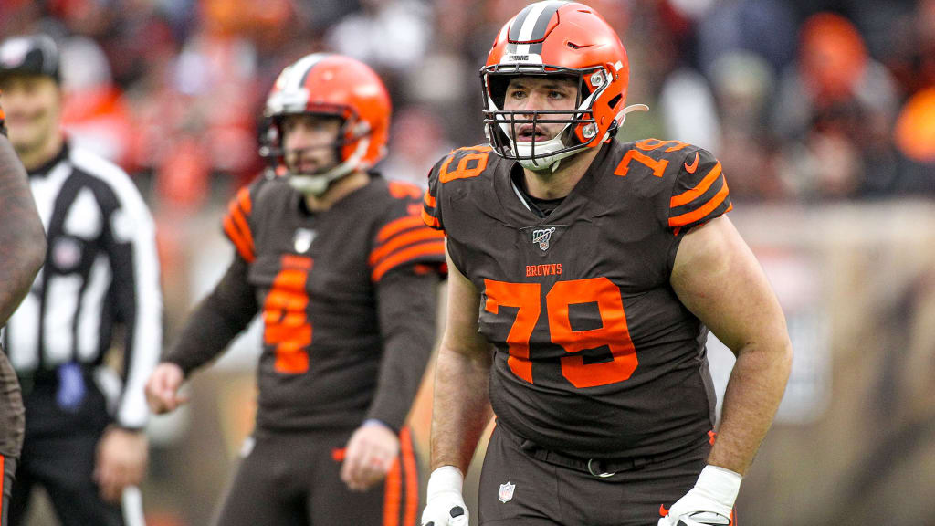 Joe Thomas fired up Browns fans by smashing Ravens-themed guitar