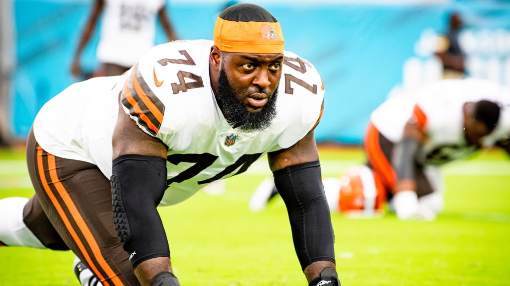 Cleveland Browns offensive tackle Chris Hubbard (74) lines up