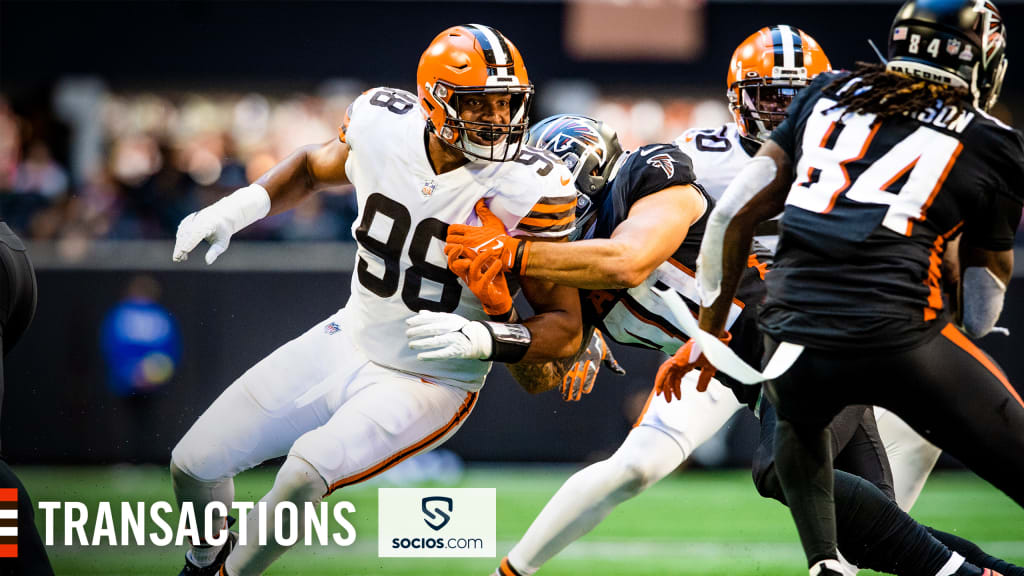 Cleveland Browns defensive end Isaac Rochell (98) lines up for a