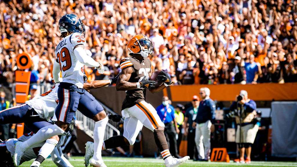 Joe Thomas fired up Browns fans by smashing Ravens-themed guitar