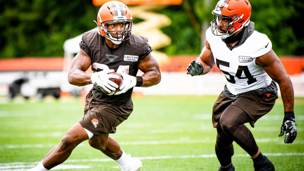 Cleveland Browns running back Nick Chubb takes part in drills during the  NFL football team's training camp, Thursday, July 28, 2022, in Berea, Ohio.  (AP Photo/Nick Cammett Stock Photo - Alamy