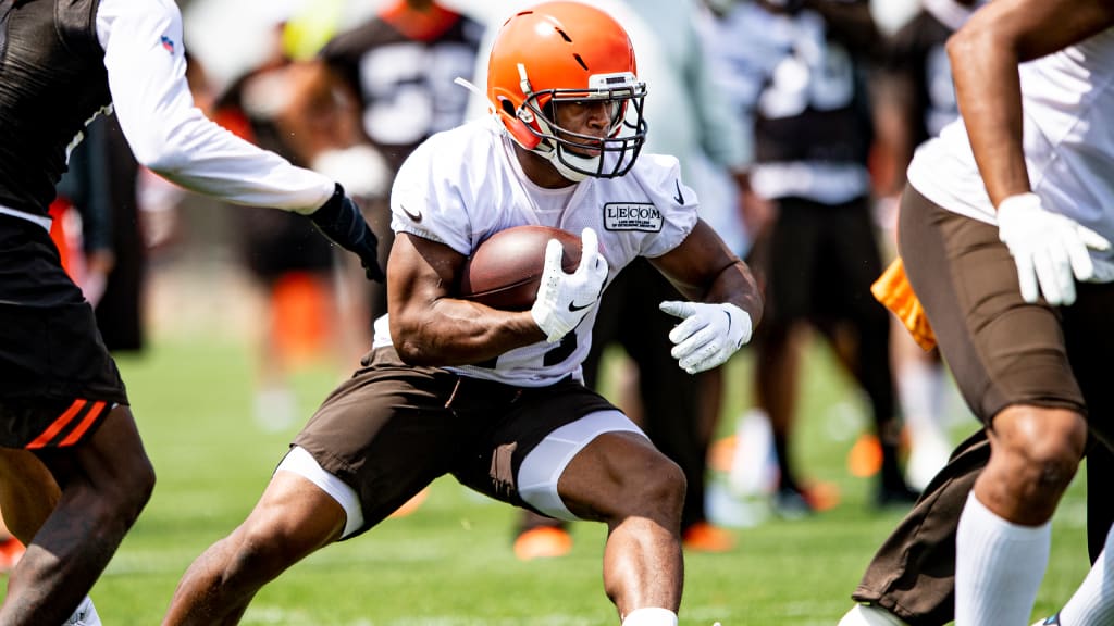 Cleveland Browns running back Nick Chubb takes part in drills