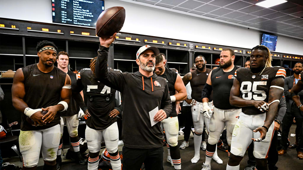 Cleveland Browns HC Kevin Stefanski delivered game ball from Titans win to  Nick Chubb