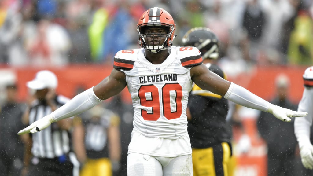 Browns' Emmanuel Ogbah out for season with broken foot 