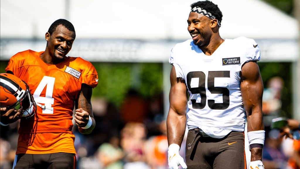 PHILADELPHIA, PA - AUGUST 17: Cleveland Browns tight end Zaire Mitchell- Paden (83) attempts to block