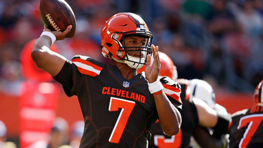 Cleveland Browns quarterback DeShone Kizer (7) looks to throw a