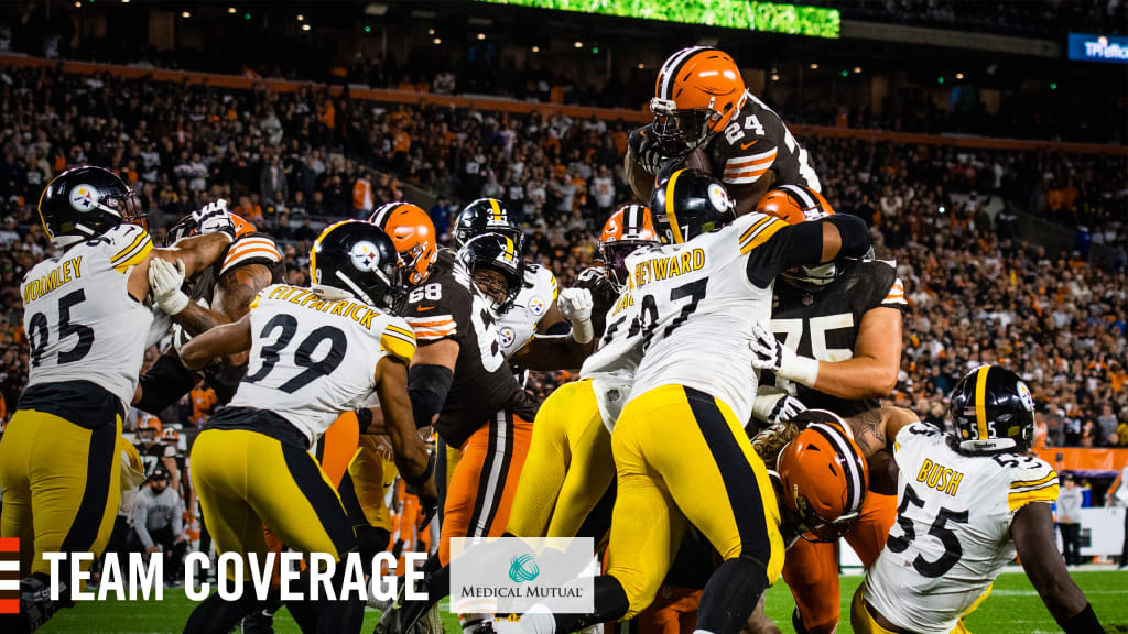 Cleveland Browns defensive end Isaac Rochell (98) runs off of the line of  scrimmage during an