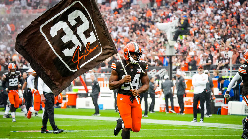 Nick Chubb leads the Browns out of the tunnel with Jim Brown flag