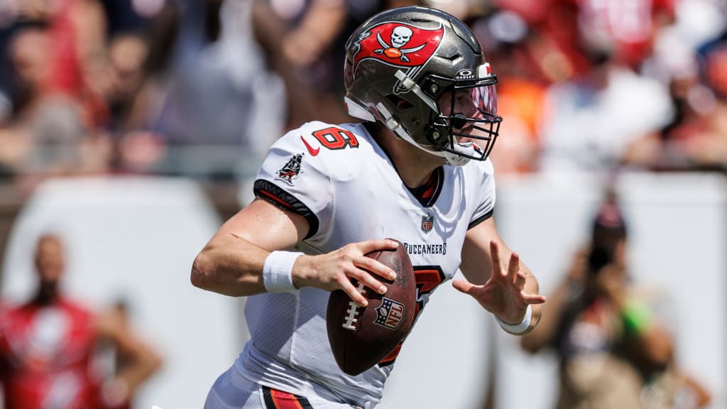 Tampa Bay Buccaneers linebacker Markees Watts (58) rushes the