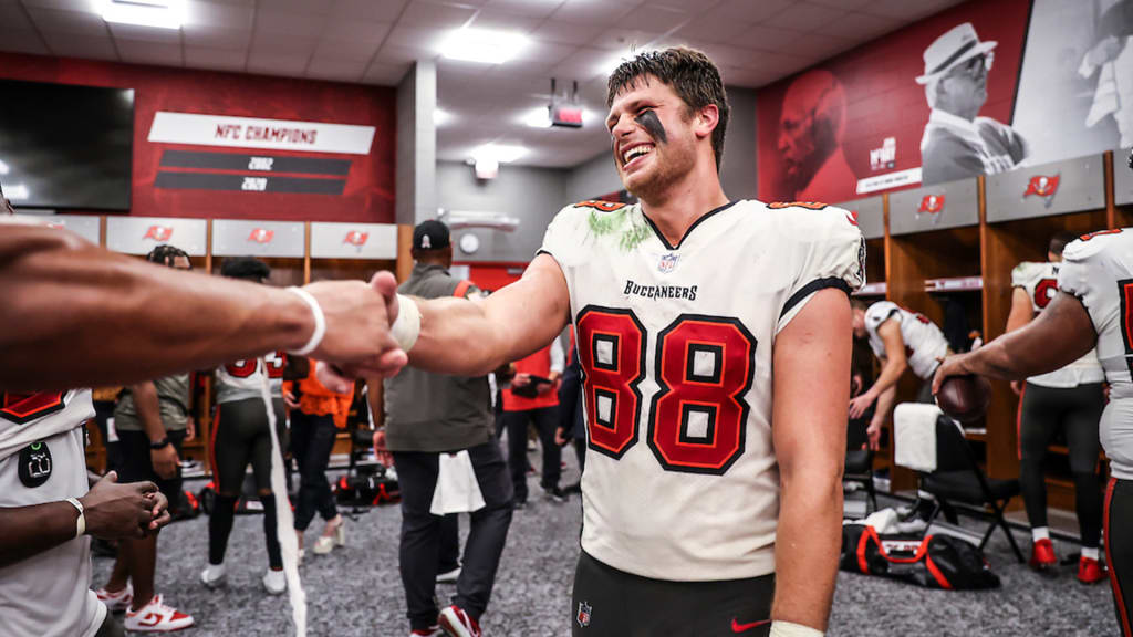 Cade Otton Presses on to His Bucs vs. Seahawks in Germany, Shining