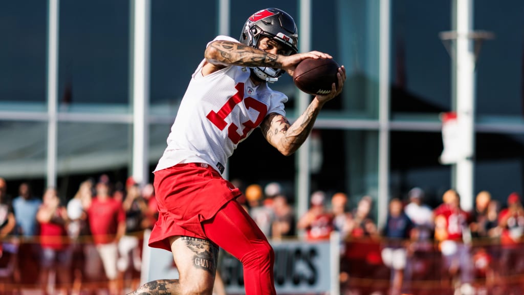 Tampa Bay Buccaneers Wide Receiver Mike Evans runs a route during