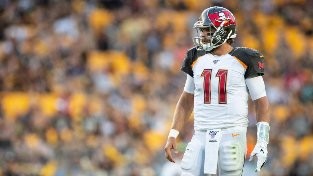 Bucs backup quarterback Blaine Gabbert suffers shoulder injury