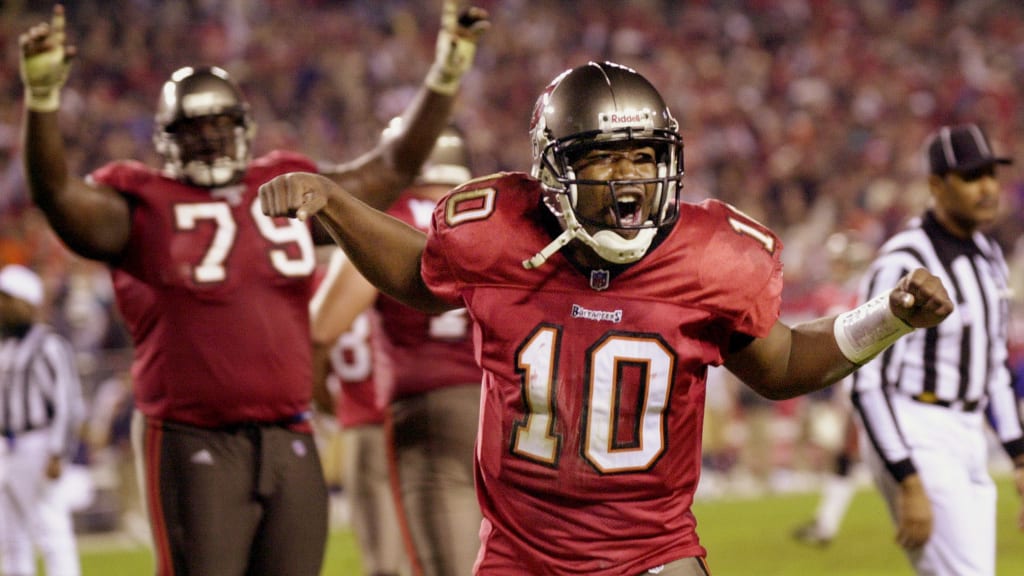 Running back Warrick Dunn of the Tampa Bay Buccaneers in action News  Photo - Getty Images