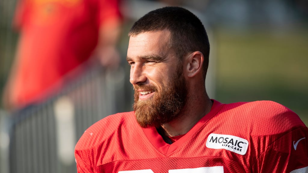 Chiefs TE Travis Kelce Named NFLPA's Week 13 Community MVP