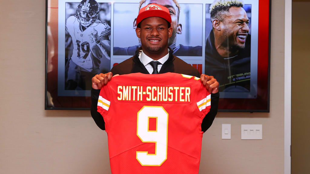 Kansas City Chiefs wide receiver JuJu Smith-Schuster (9) catches a