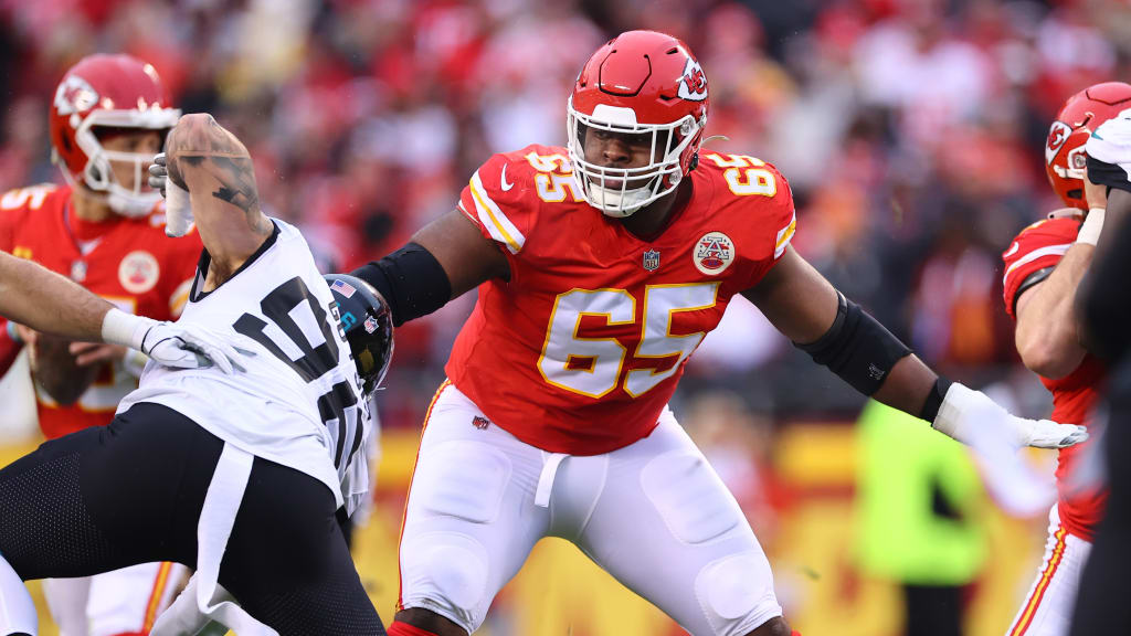 Kansas City Chiefs guard Trey Smith (65) blocks against the Las