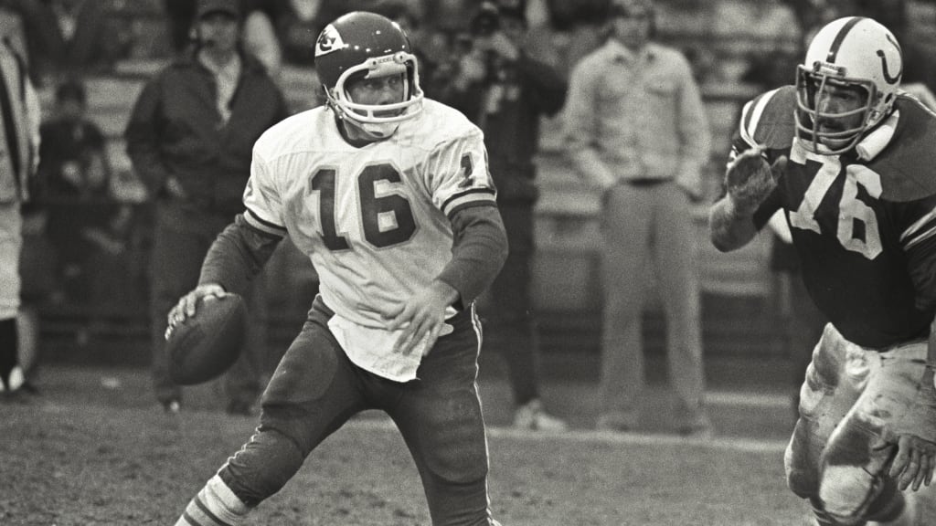 Kansas City Chiefs Hall of Fame quarterback Len Dawson dies