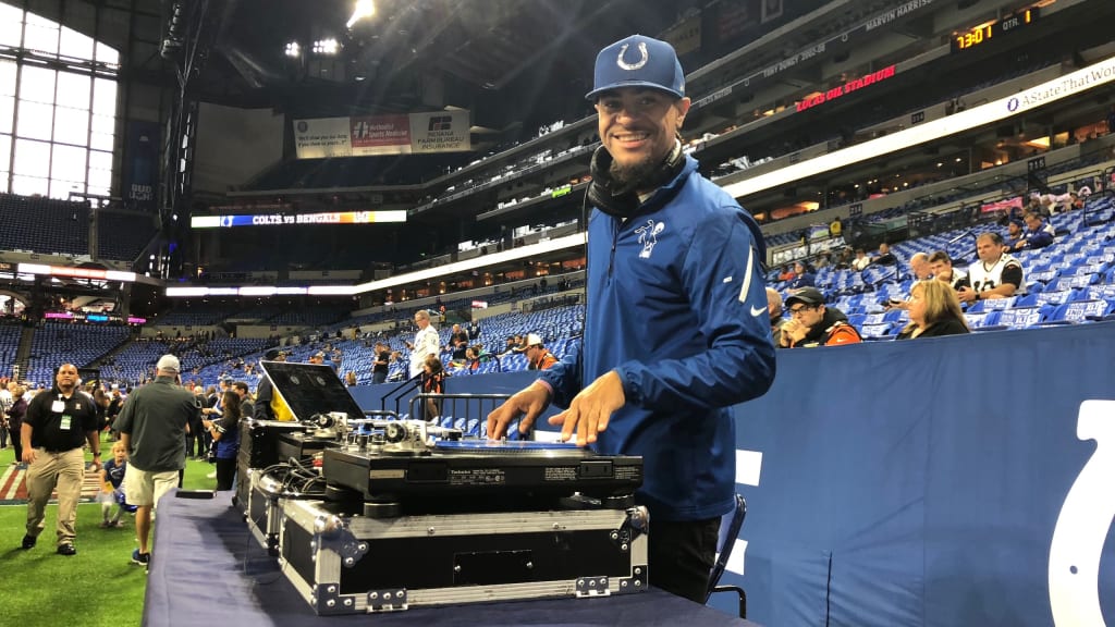 Fans build up the hype at Colts tailgate for home opener