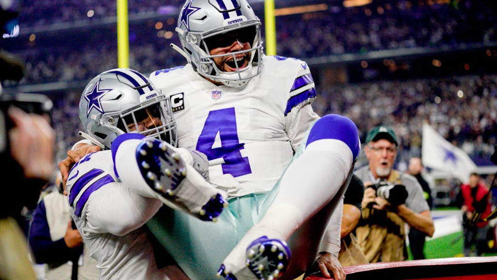 WATCH: Ezekiel Elliott goes back into the Salvation Army kettle