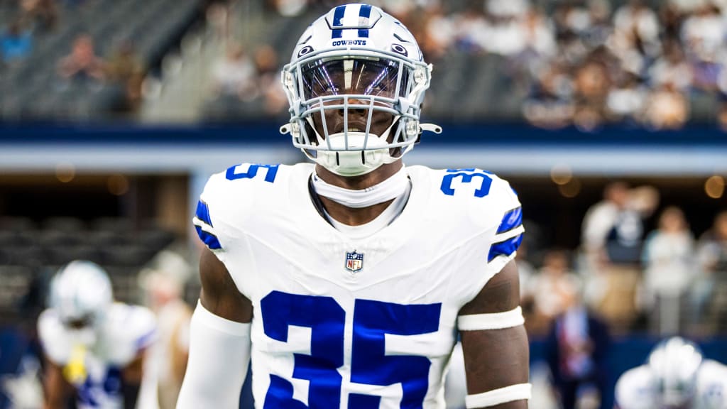 DeMarvion Overshown injures knee during Cowboys game