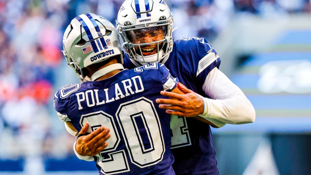 Arlington, Texas, USA. 29th Dec, 2019. Dallas Cowboys running back Tony  Pollard (20) tries to pull down a high pass during an NFL football game  between the Washington Redskins and Dallas Cowboys