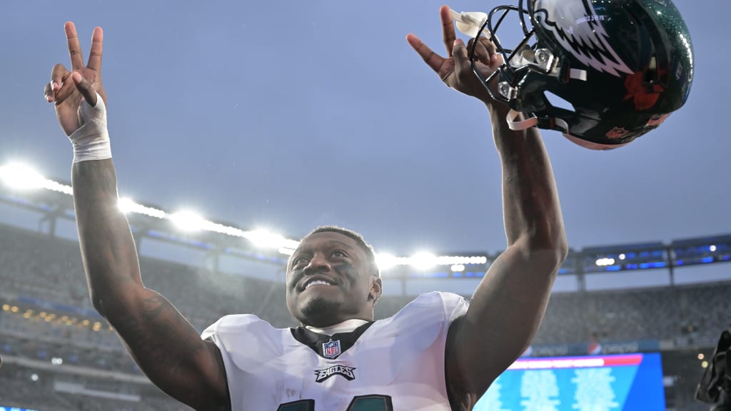 TV Cameras Catch Eagles Player Relieving Himself on Sideline