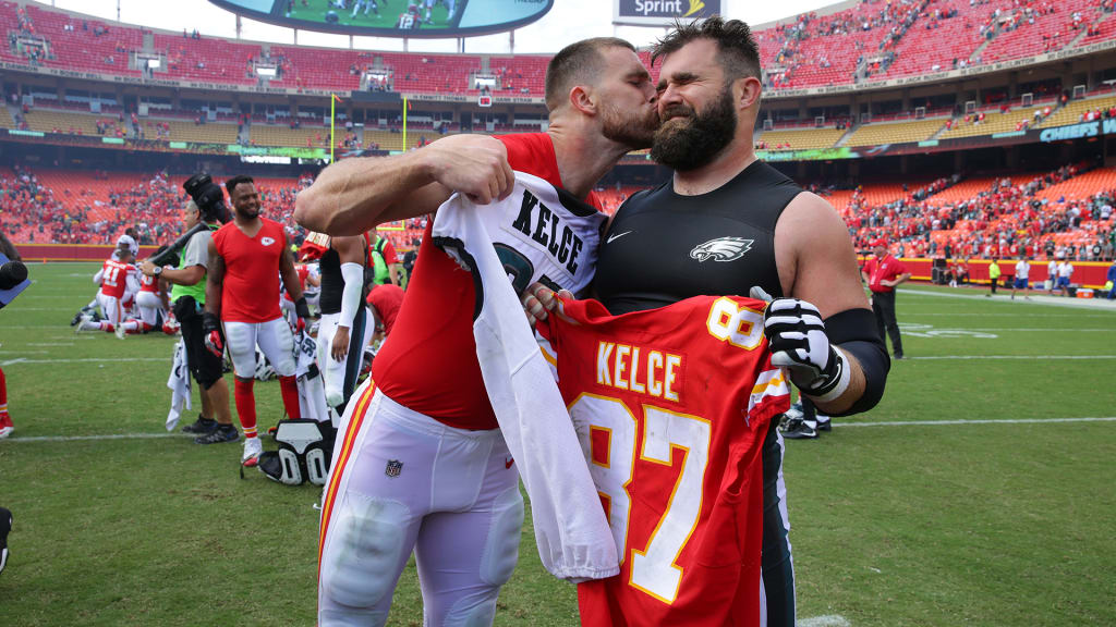 NFL - The Kansas City Chiefs TE Travis Kelce swaps jerseys with