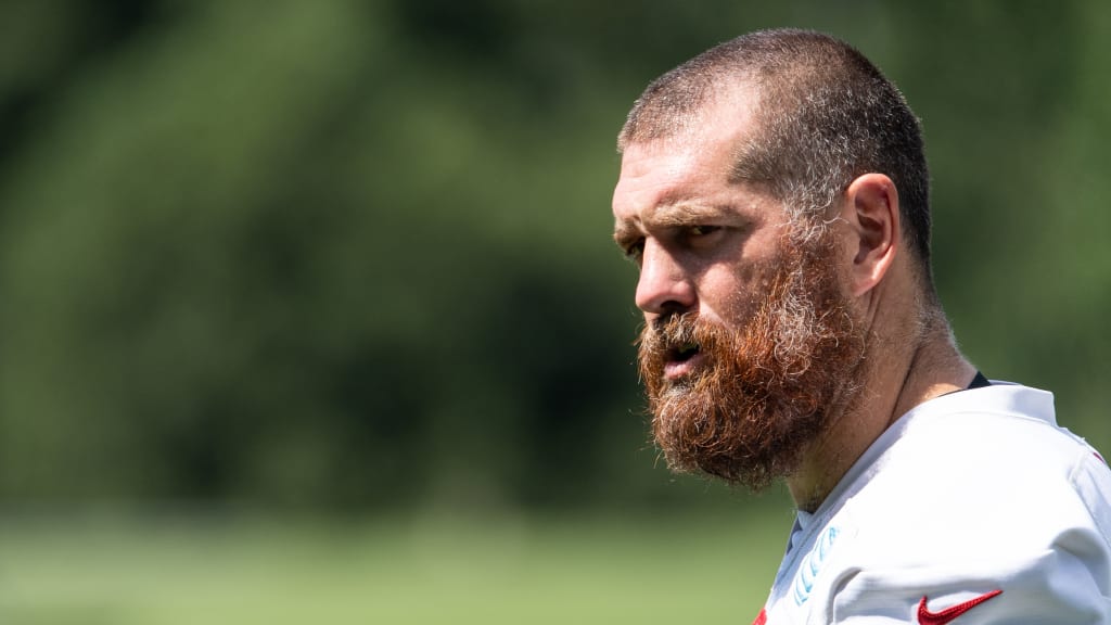 Locker-room buzz shows Falcons players' fondness for red throwback