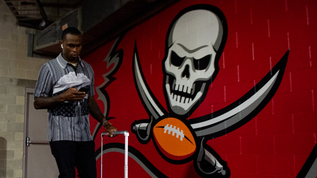 Julio Jones: Tampa Bay Buccaneers sign wide receiver on one-year