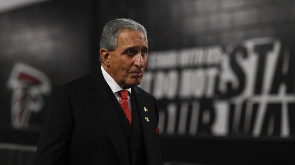 Atlanta Falcons - Falcons owner & chairman Arthur Blank talks with