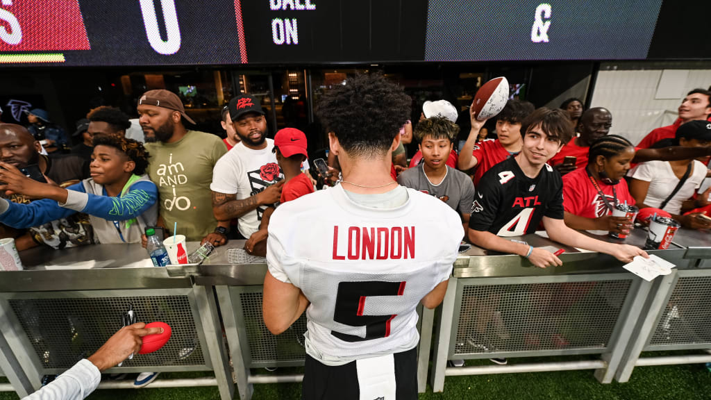 Atlanta Falcons linebacker Lorenzo Carter (9) reacts during a drill during  the teams open practice in Atlanta, Ga. Monday, Aug. 15, 2022. (AP  Photo/Todd Kirkland Stock Photo - Alamy