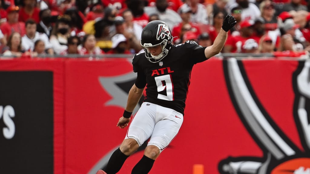 Falcons signed Dustin Colquitt to compete with Nizialek