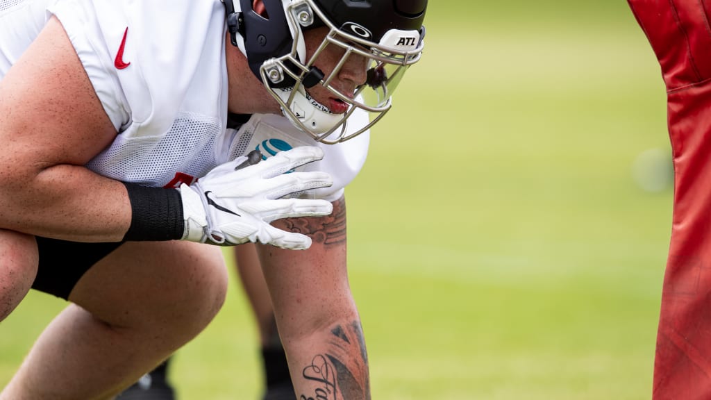 Atlanta Falcons offensive tackle Jalen Mayfield (77) works during