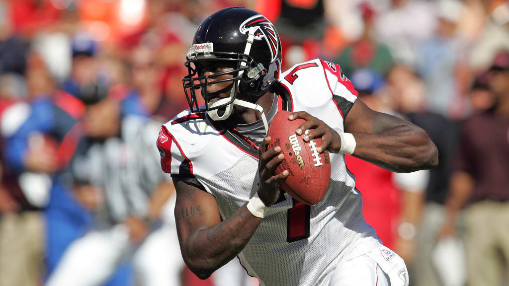 Helmet Stalker on X: Madden Monday: Falcons QB Michael Vick was the Madden  NFL 2004 cover athlete. Vick wore a Riddell VSR4 with a titanium ROPO-DW  facemask and a Riddell softcup chinstrap