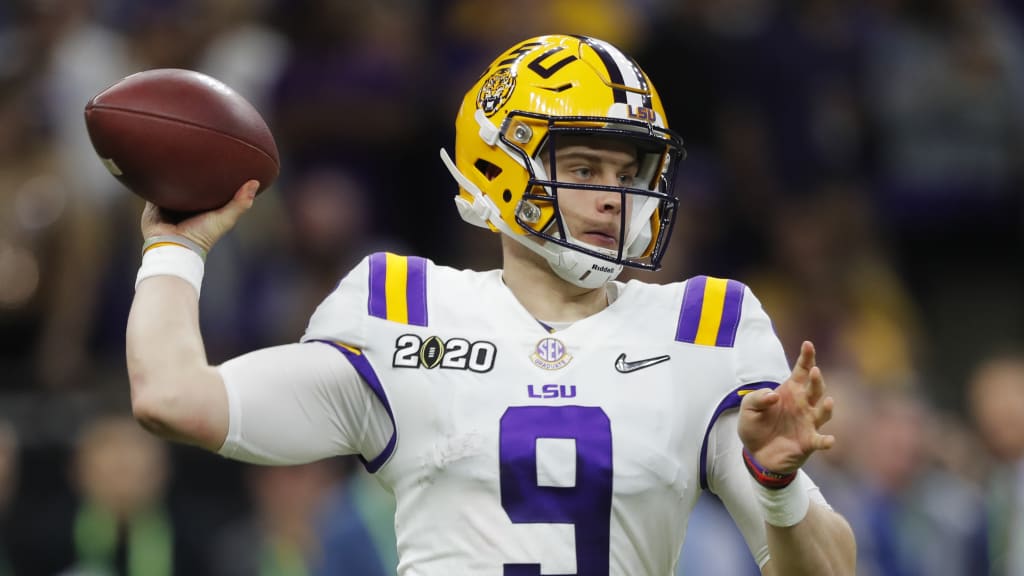 Baton Rouge, LA, USA. 20th Oct, 2018. LSU Tigers quarterback Joe Burrow (9)  looks to pass the ball against Mississippi State Bulldogs during the game  between the LSU Tigers and Mississippi State