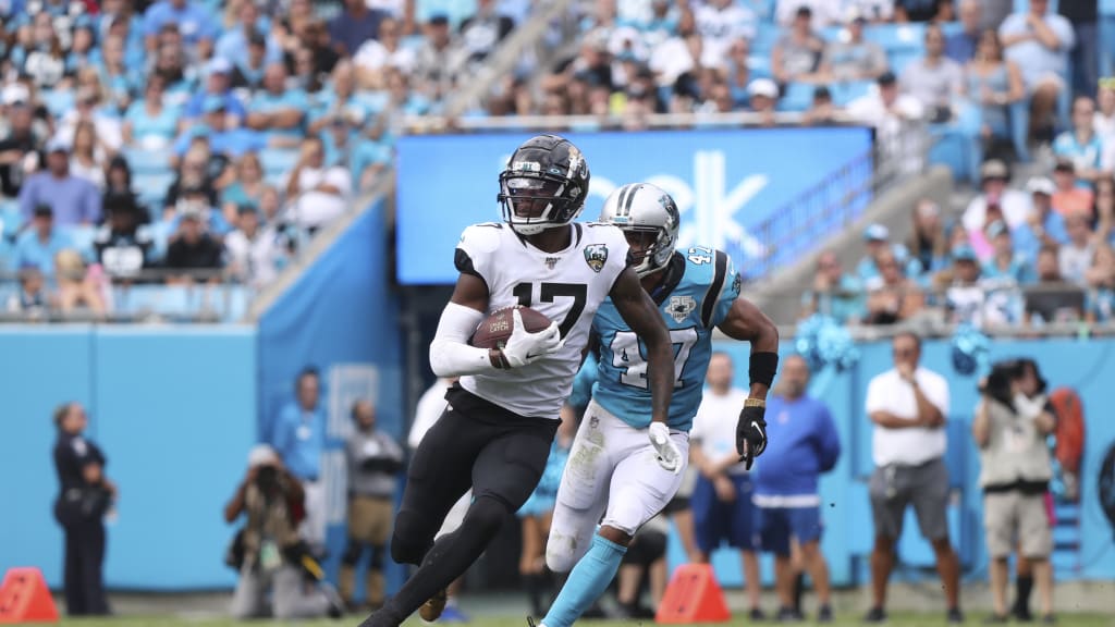 Jacksonville Jaguars - Poz showing off the Jaguars teal uniforms