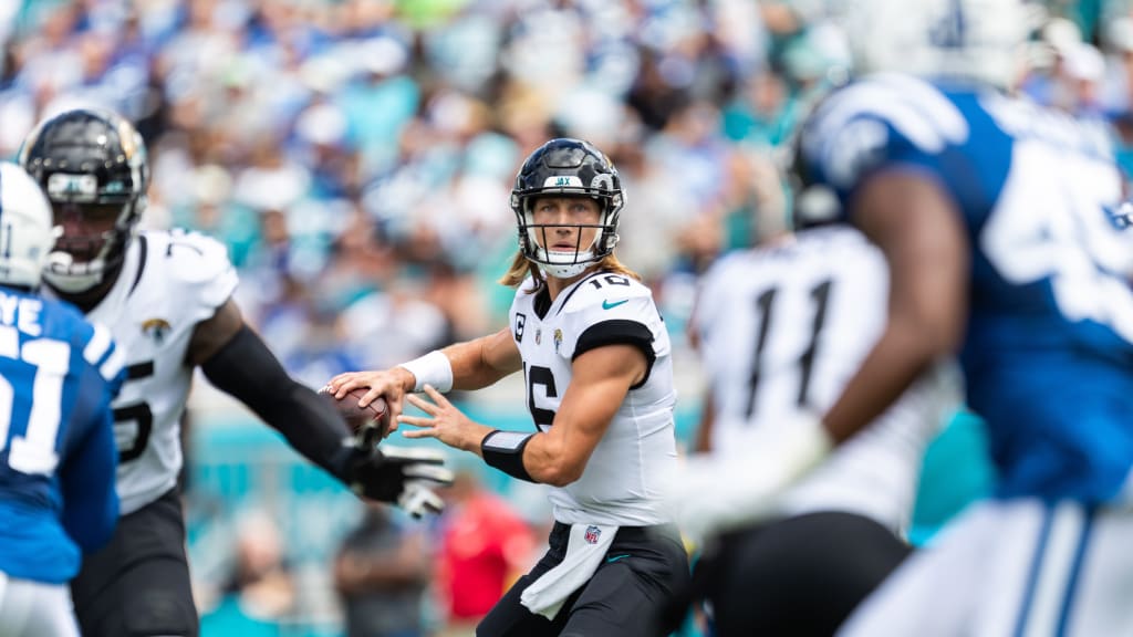 Jacksonville Jaguars running back James Robinson (25) runs the ball for a  touchdown during the first half of an NFL football game against the  Indianapolis Colts, Sunday, Sept. 18, 2022, in Jacksonville