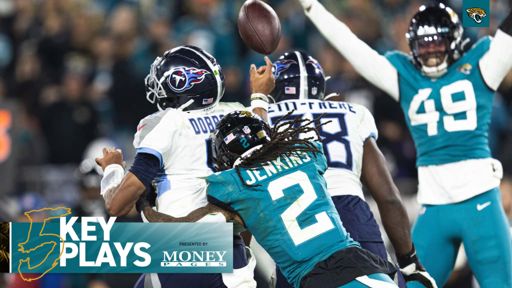 Jacksonville, Florida, USA. January 7, 2023: Jacksonville Jaguars tight end  EVAN ENGRAM (17) runs with the ball during the Jacksonville Jaguars vs  Tennessee Titans NFL game at TIAA Bank Field Stadium in