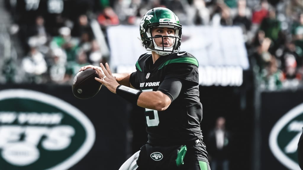 NY Jets players supporting their new QB with Mike White shirts