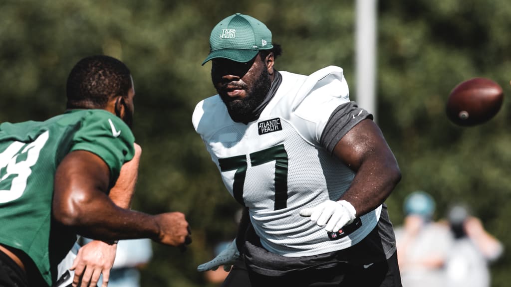 Jets rookie Mekhi Becton kneels for national anthem