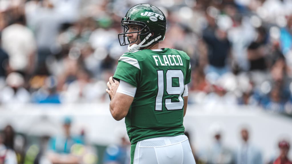 New York Jets quarterback Joe Flacco (19) warms up before playing against  the Buffalo Bills in