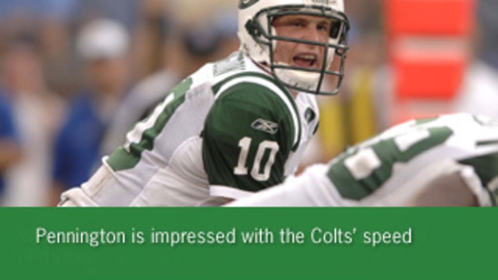 New York Jets Chad Pennington puts his arms around teammates