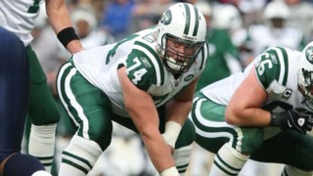 East Rutherford, New Jersey, USA. 25th Sep, 2022. Former New York Jets  player Nick Mangold is honored during a Ring of Honor ceremony during  halftime of an NFL football game between the