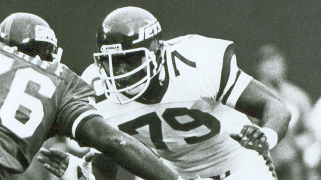 Bob Brown, Pro Football Hall of Fame offensive lineman, dies at 81