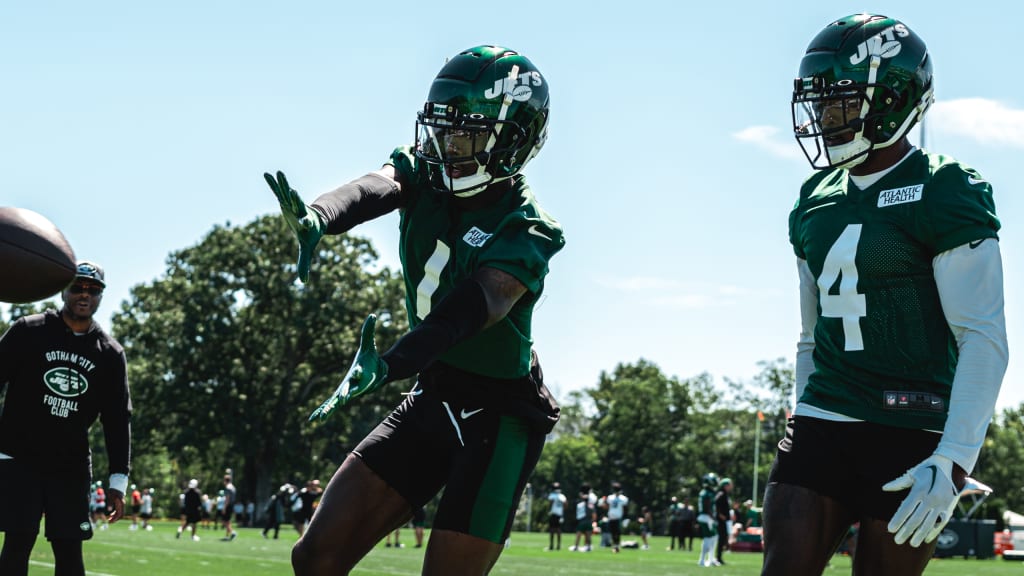 East Rutherford, New Jersey, USA. 25th Sep, 2022. New York Jets cornerback Sauce  Gardner (1) breaks up a pass intended for Cincinnati Bengals wide receiver  Ja'Marr Chase (1) during a NFL game