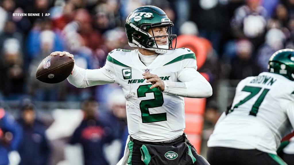 EAST RUTHERFORD, NJ - DECEMBER 18: New York Jets quarterback Zach Wilson  (2) during the National Football League game between the New York Jets and  the Detroit Lions on December 18, 2022