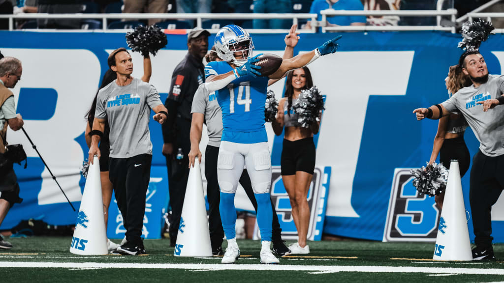 DETROIT, MI - SEPTEMBER 18: Washington Commanders running back Antonio  Gibson (24) dives into the end zone for a touchdown during the Detroit  Lions versus the Washington Commanders game on Sunday September