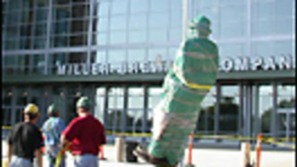 Statues of Lambeau, Lombardi bring Packers fans from far and wide