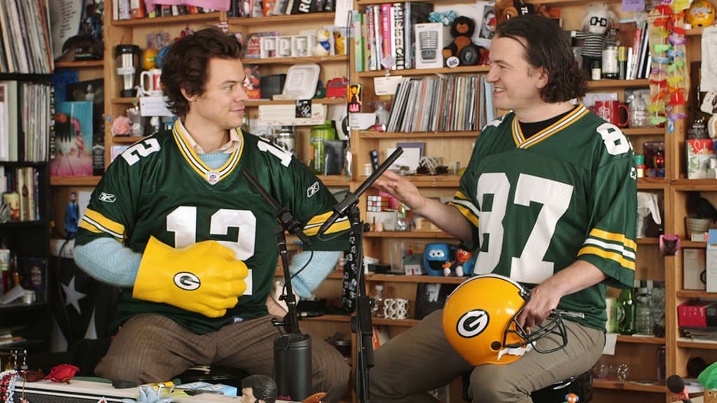 1DAF✨ on X: .@lightpinkhoran Harry Styles in Packers jersey is